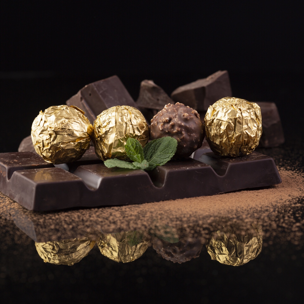 Конфеты на столе с шоколадной плиткой