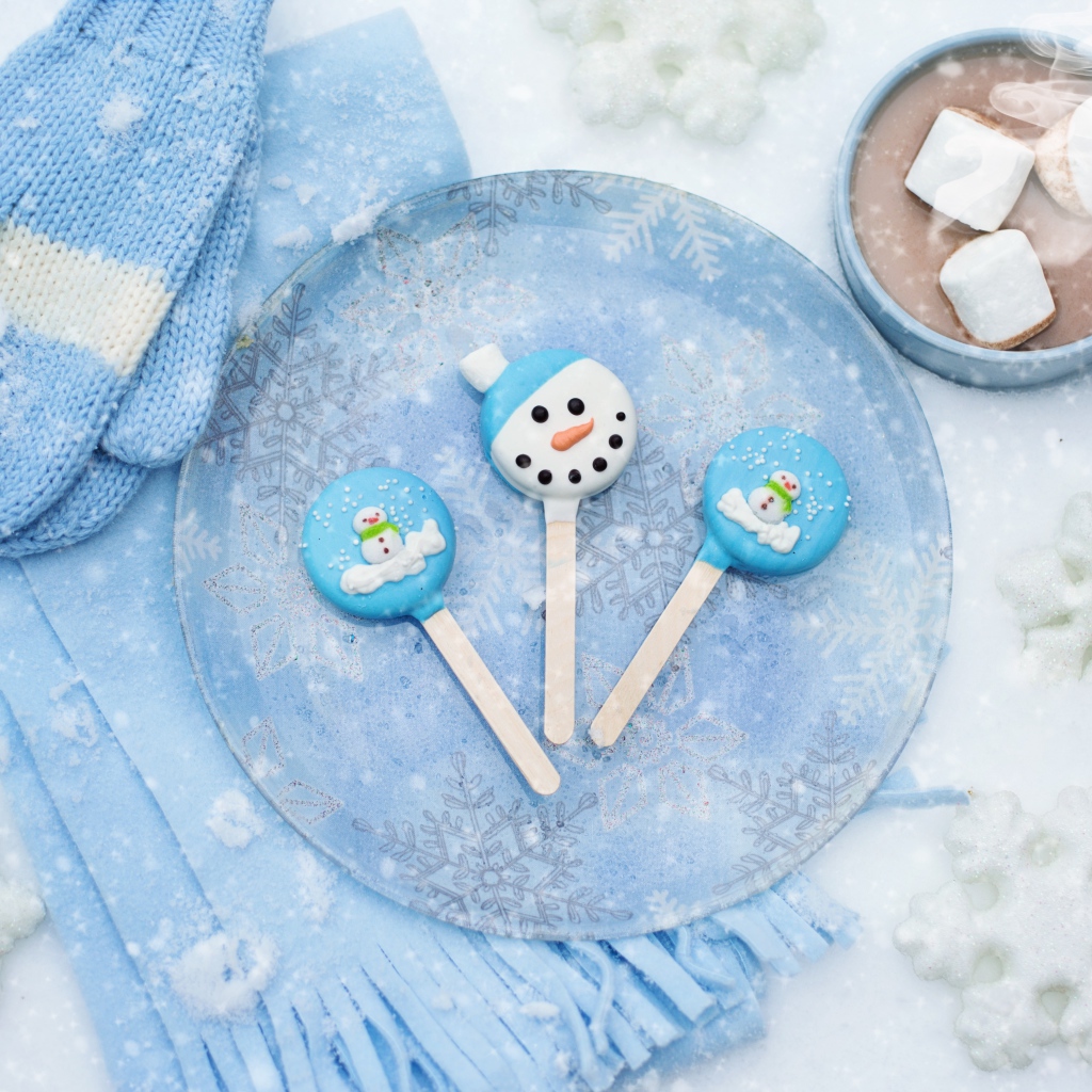 Новогодние конфеты на снегу с какао и варежками 