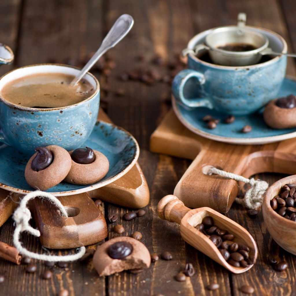 Кофе на столе с печеньем и кофейными зернами