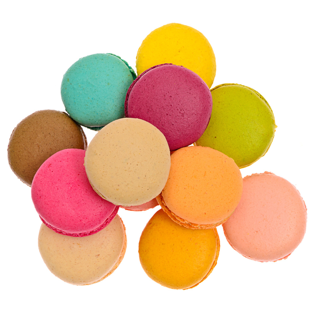 Разноцветный десерт макарун на белом фоне