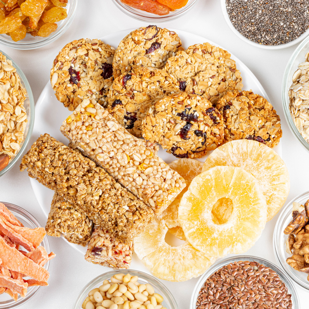 Печенье,  сухофрукты и злаки на столе 