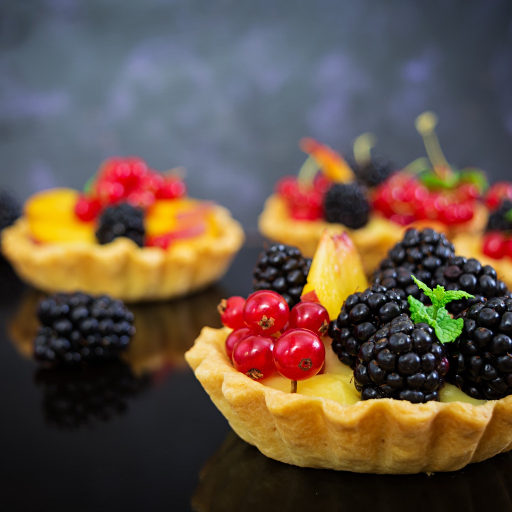 Печенье с кремом и свежими ягодами черники  и красной смородины