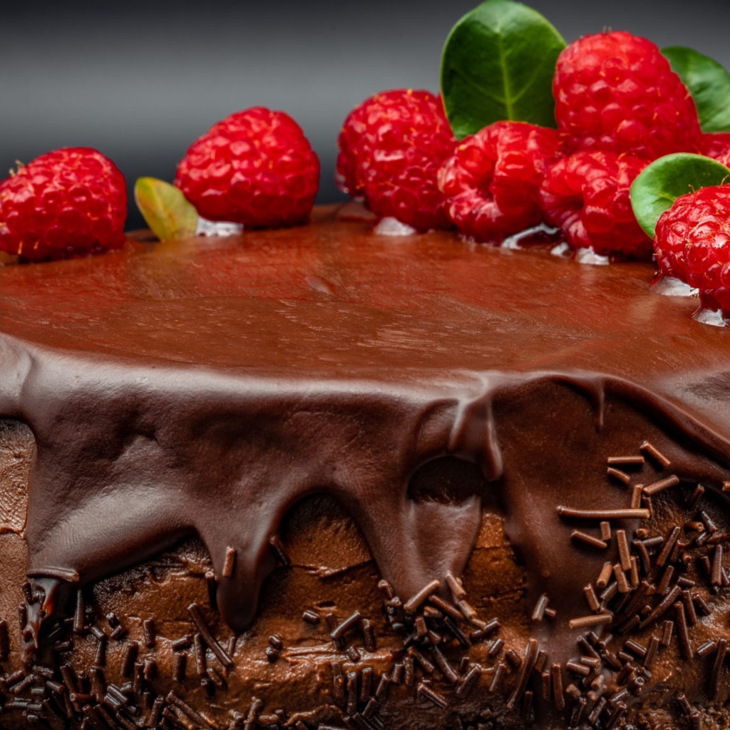 Пирог с кремом и шоколадом украшен малиной