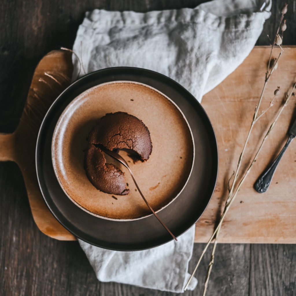 Вкусный шоколадный кекс на тарелке 