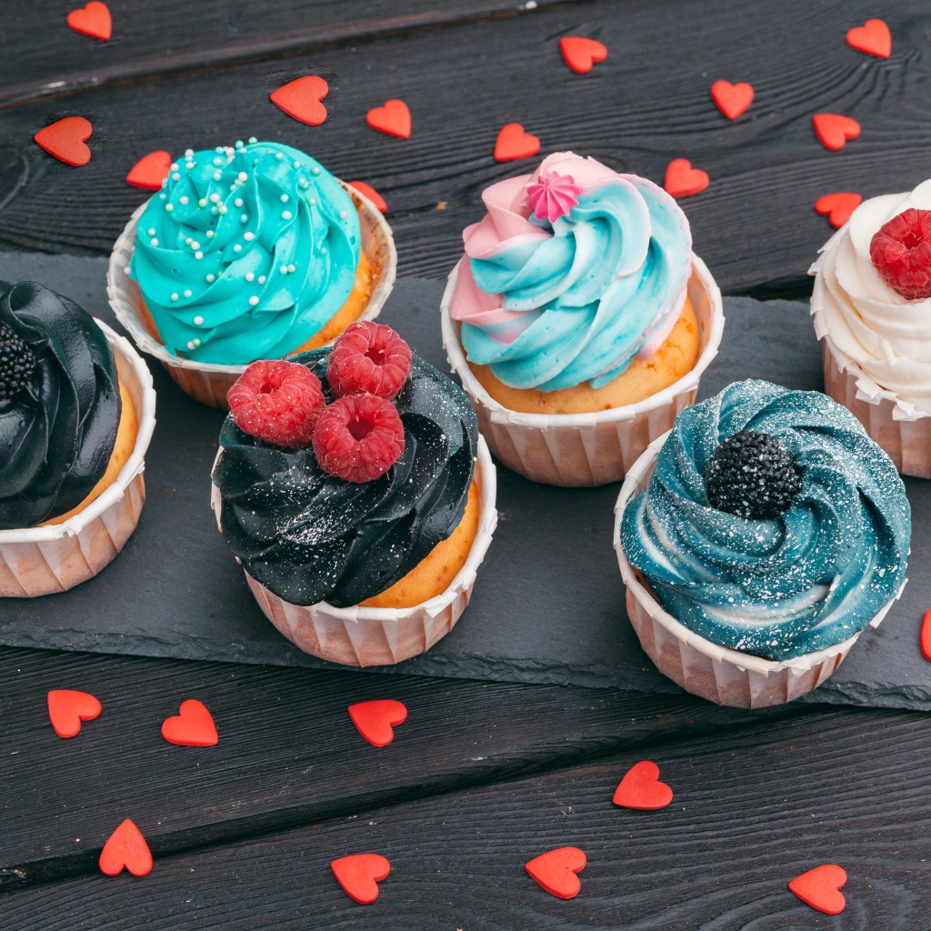 Вкусные кексы с разноцветным кремом 