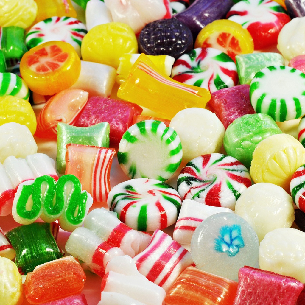 Вкусные разноцветные конфеты крупным планом