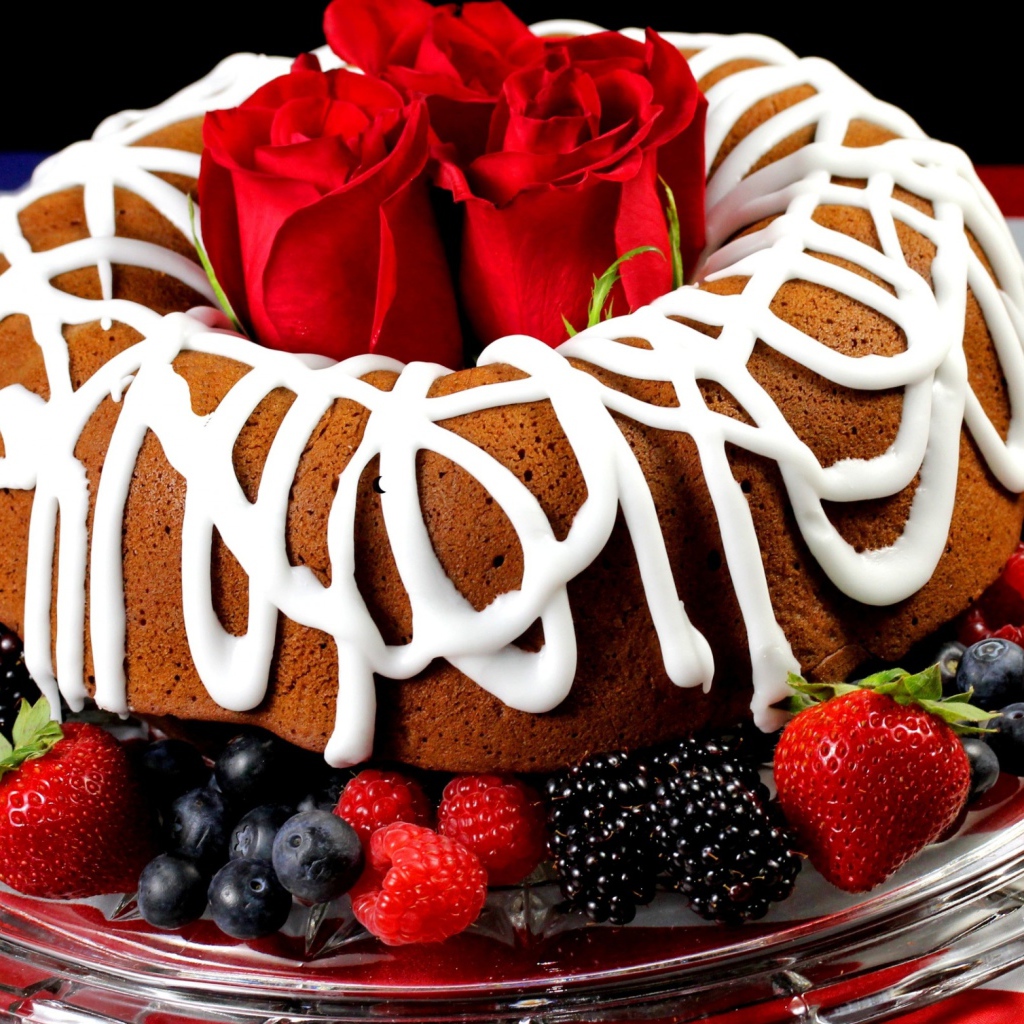 Вкусный пирог на блюде с ягодами и розами