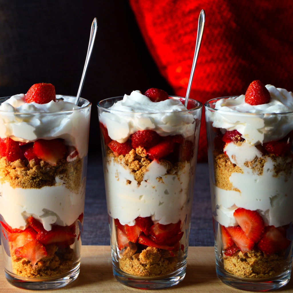 Десерт с хлопьями, ягодами клубники и йогуртом