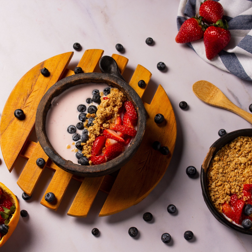 Десерт с йогуртом и ягодами клубники и черники 