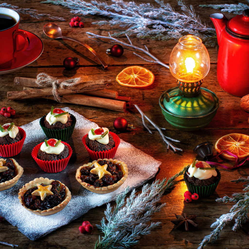 Разные кексы на столе с лампой и кофе