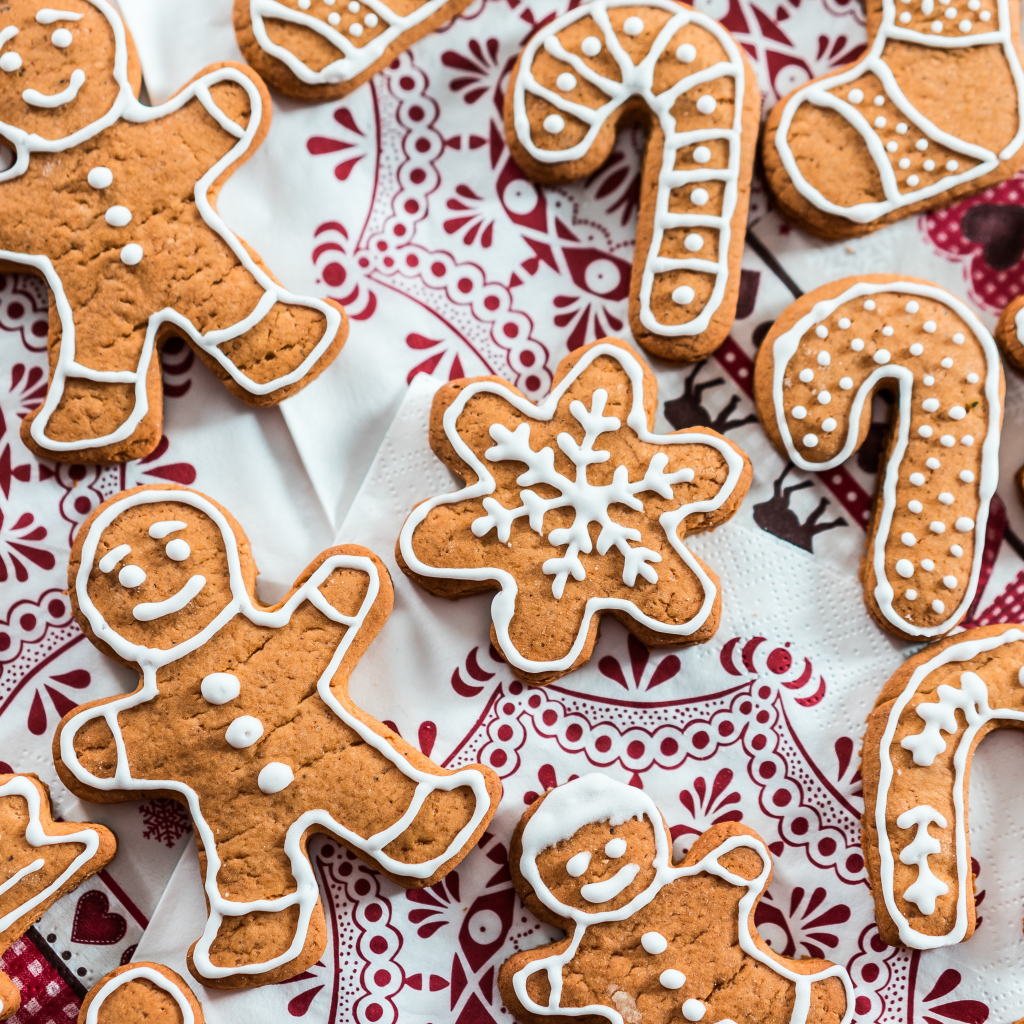 Праздничное печенье с глазурью на столе 