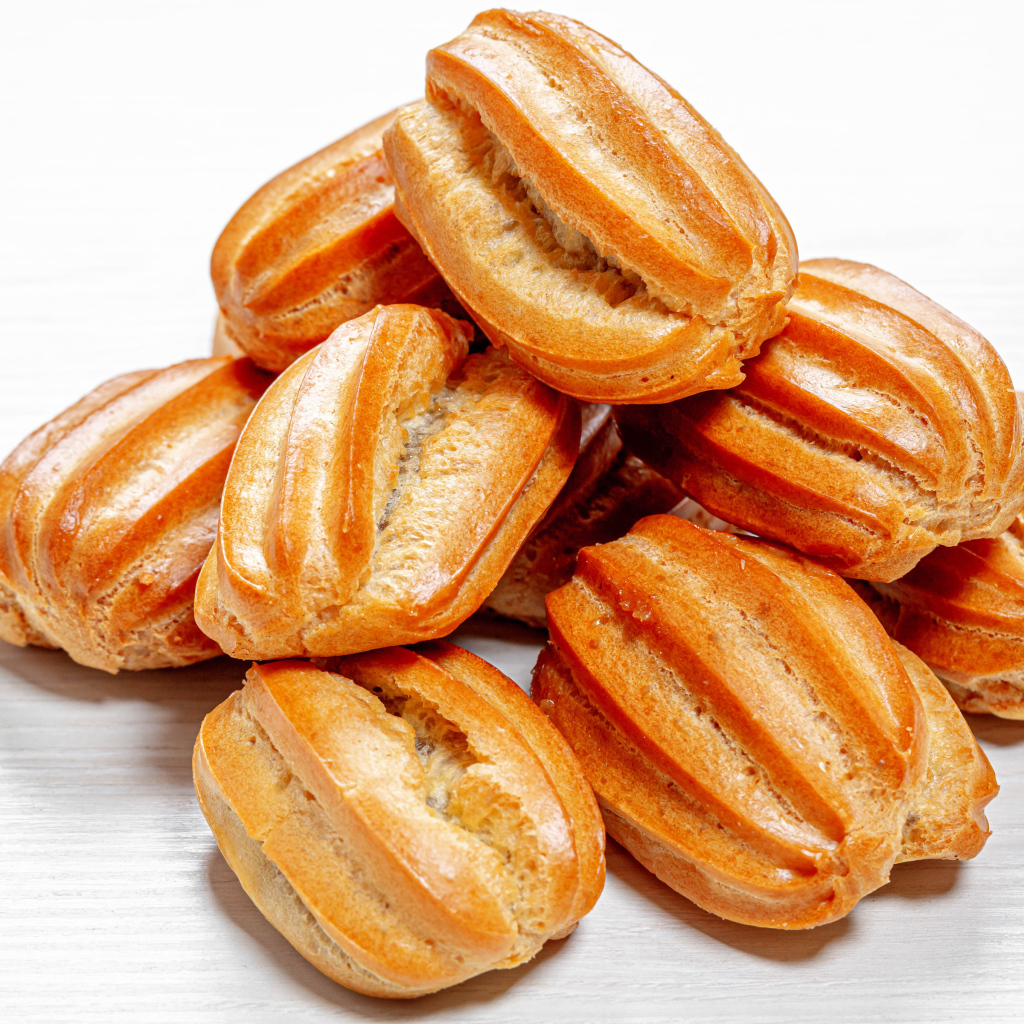 Свежие эклеры на белом фоне