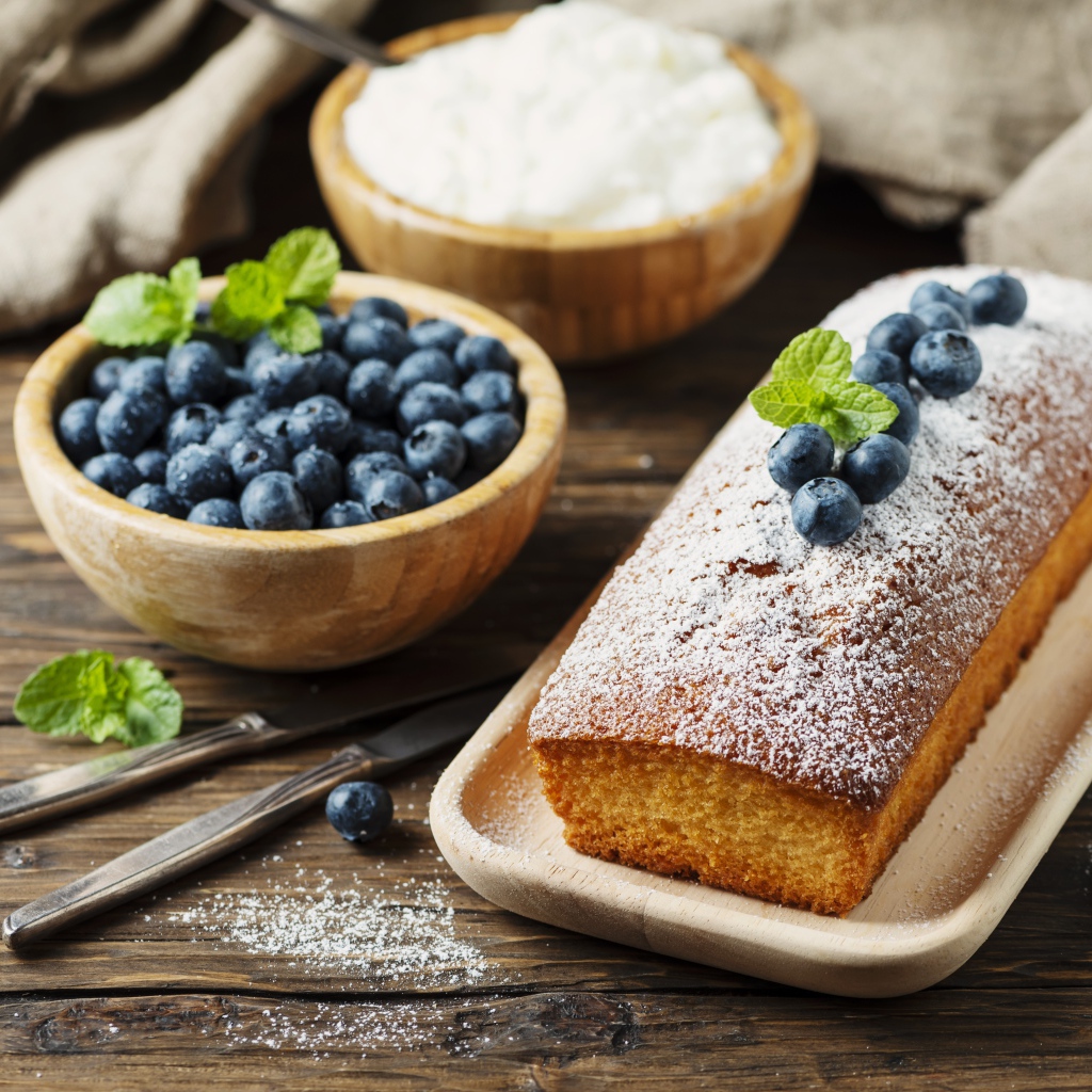 Свежий кекс с сахарной пудрой и ягодами черники