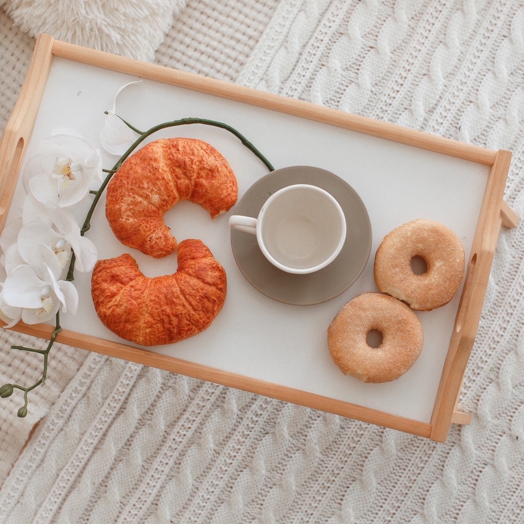 Свежая выпечка,кофе и цветок орхидеи для любимой на завтрак