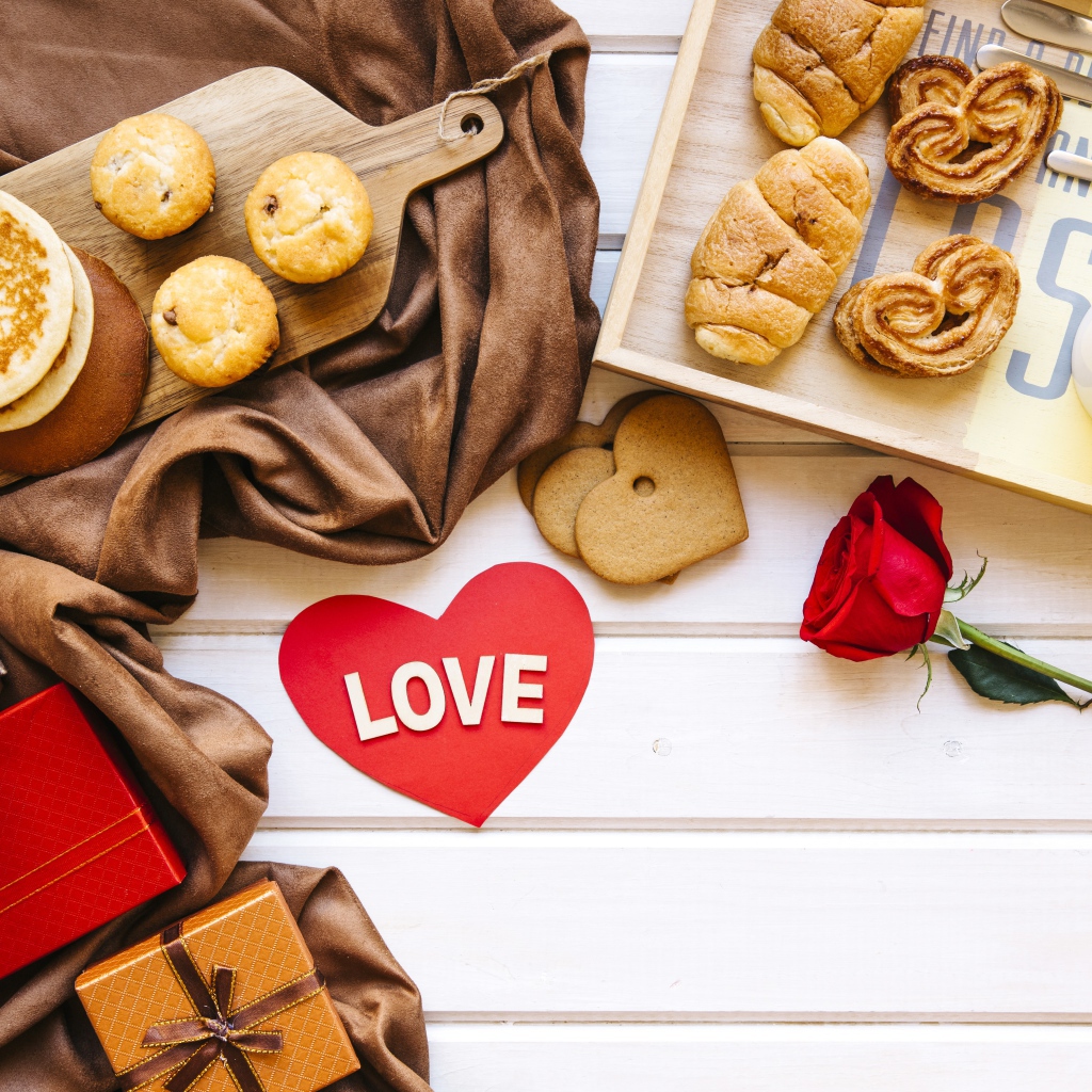 Свежая выпечка на столе с подарками и кофе 