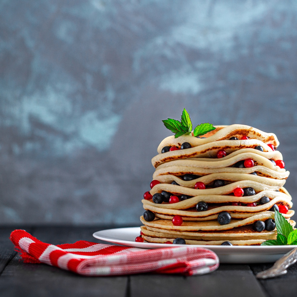 Оладьи с ягодами черники и красной смородины 