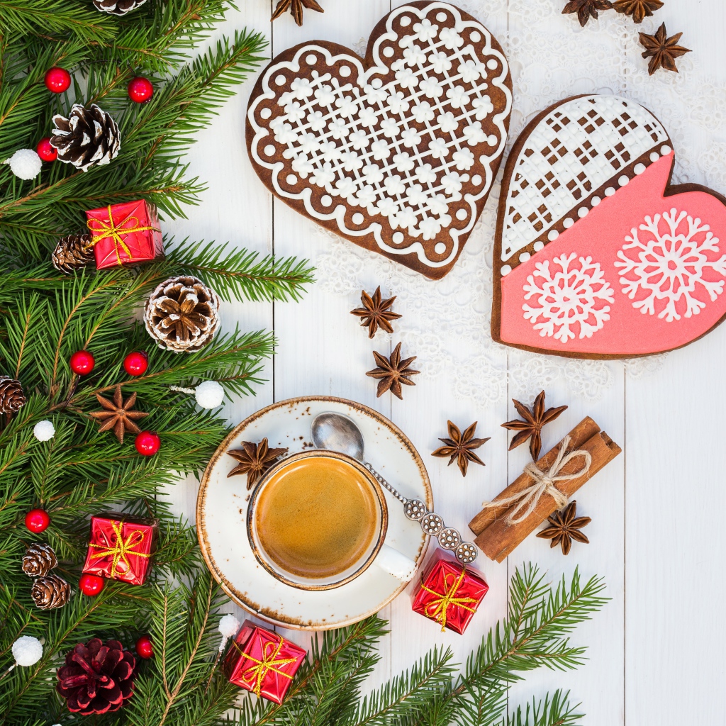 Печенье в форме сердца на столе с чашкой кофе и еловой веткой