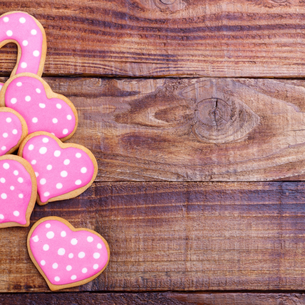 Печенье в форме сердца на деревянном столе