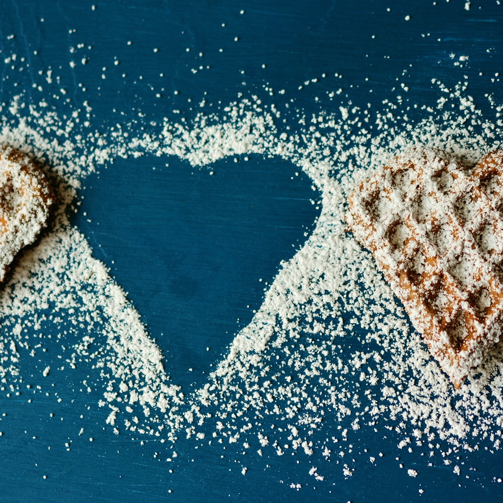 Печенье в форме сердца посыпанные сахарной пудрой