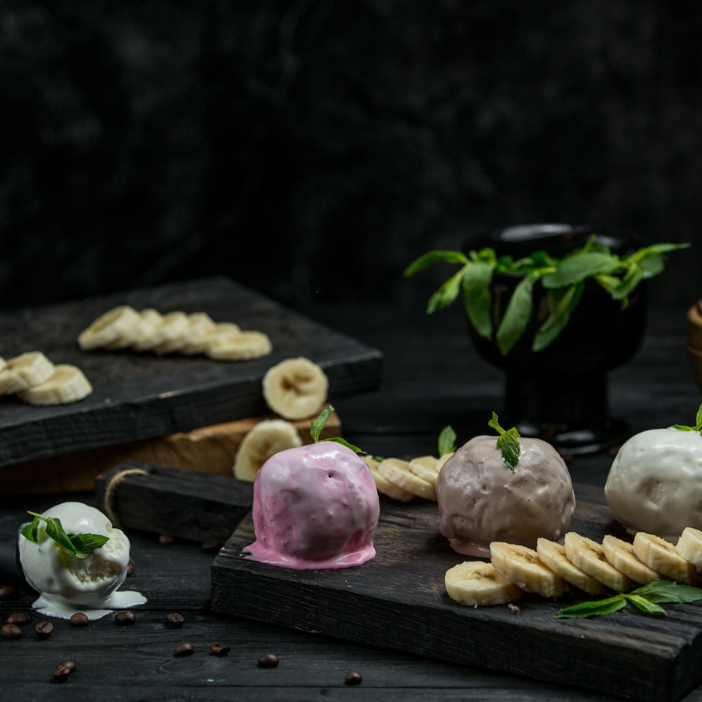 Шарики мороженого на столе с кусочками банана