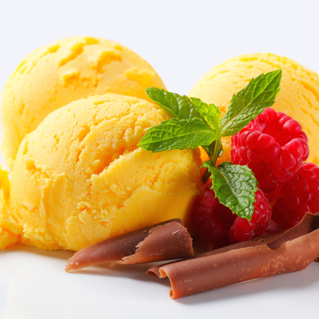 Шарики мороженого с малиной, шоколадом и мятой на белом фоне