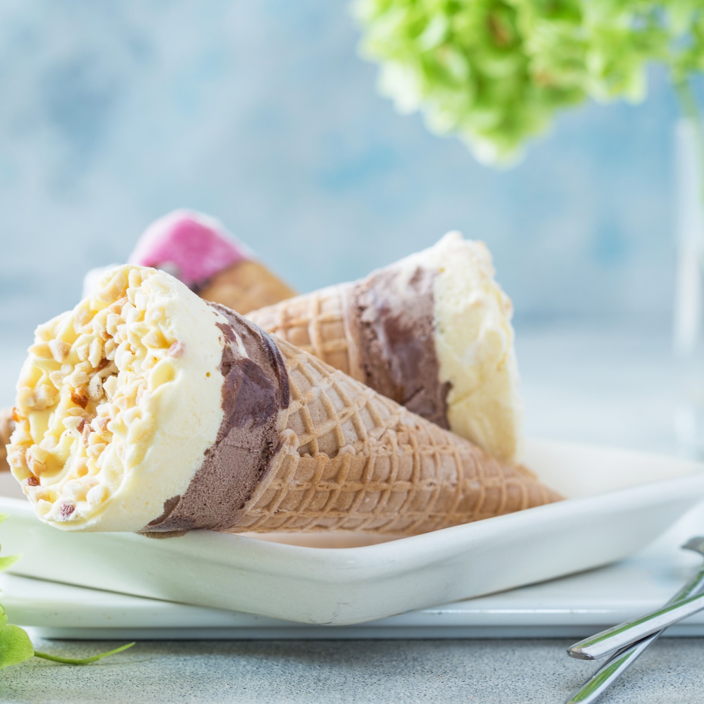 Мороженое рожок в вафельной трубочке на столе 