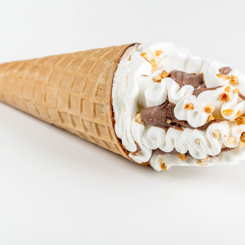 Мороженое рожок с орехами и шоколадом