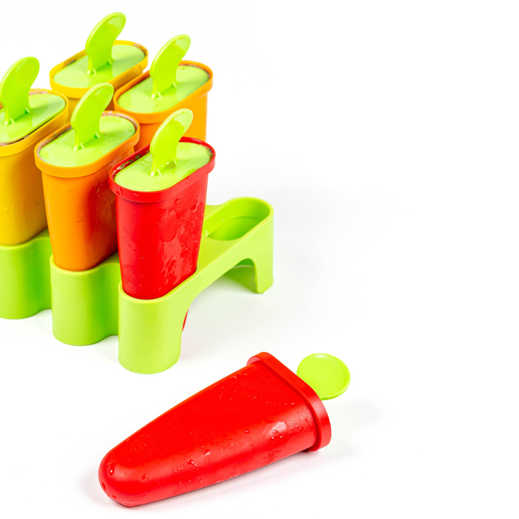 Формочки для мороженного на сером фоне