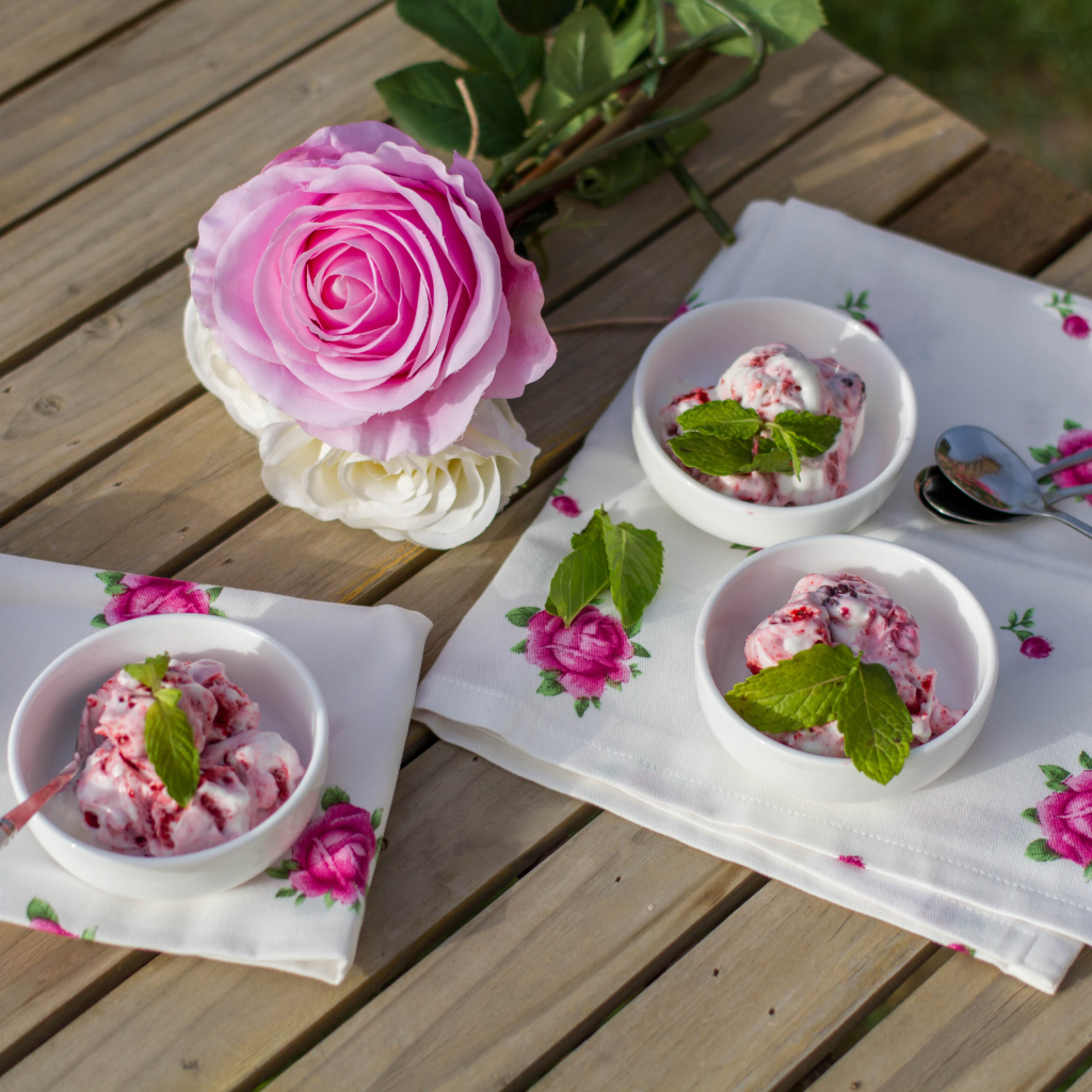 Мороженое на столе с розовой розой 