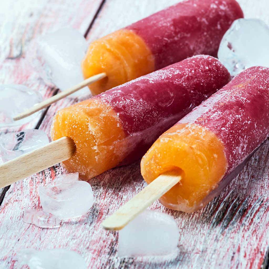 Мороженое фруктовый лед на деревянном столе 