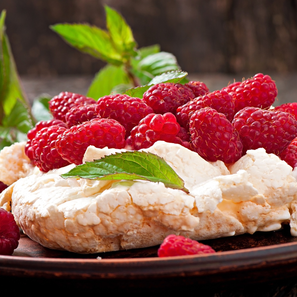 Мороженое с ягодами спелой красной малины 