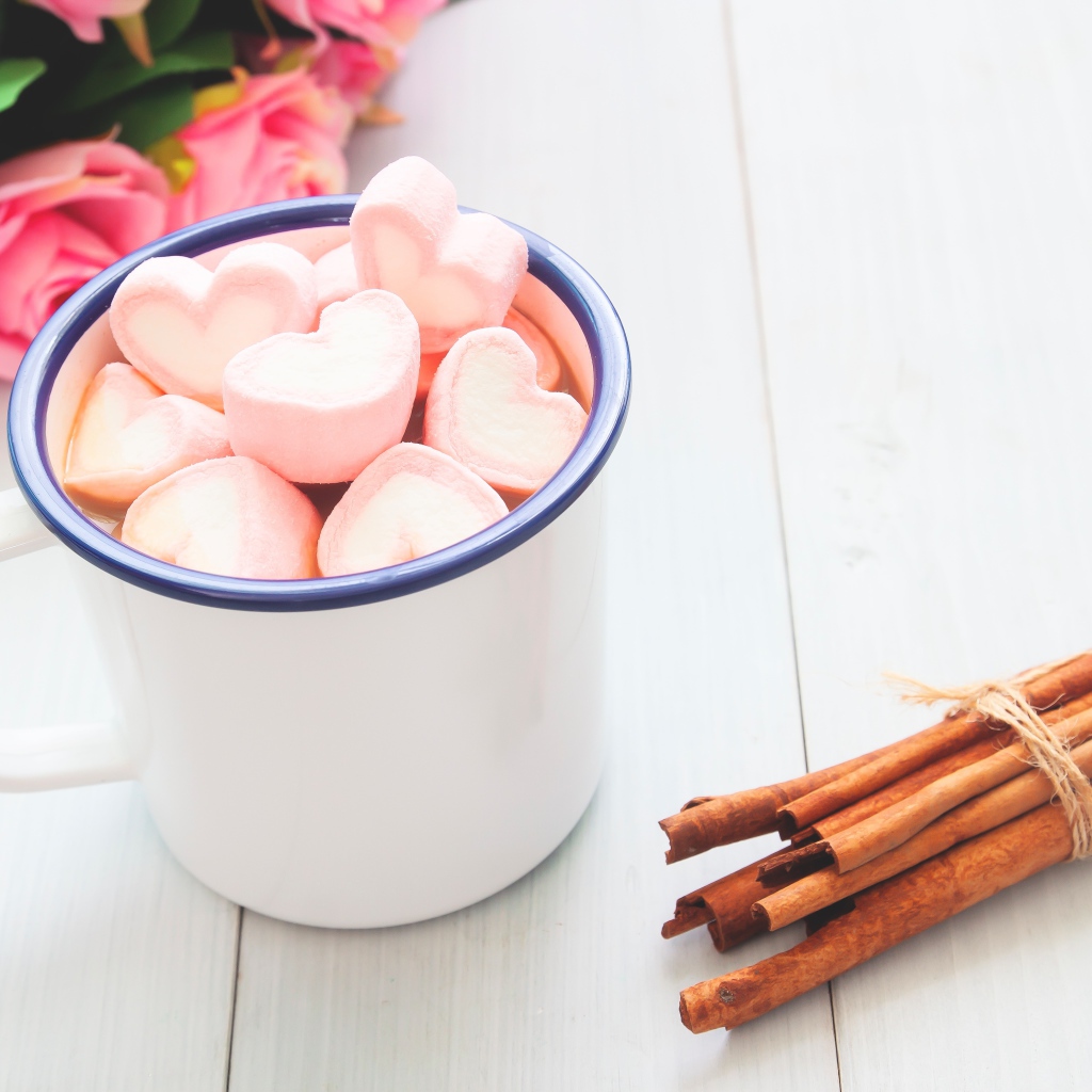 Железная чашка какао с маршмеллоу на столе с корицей 