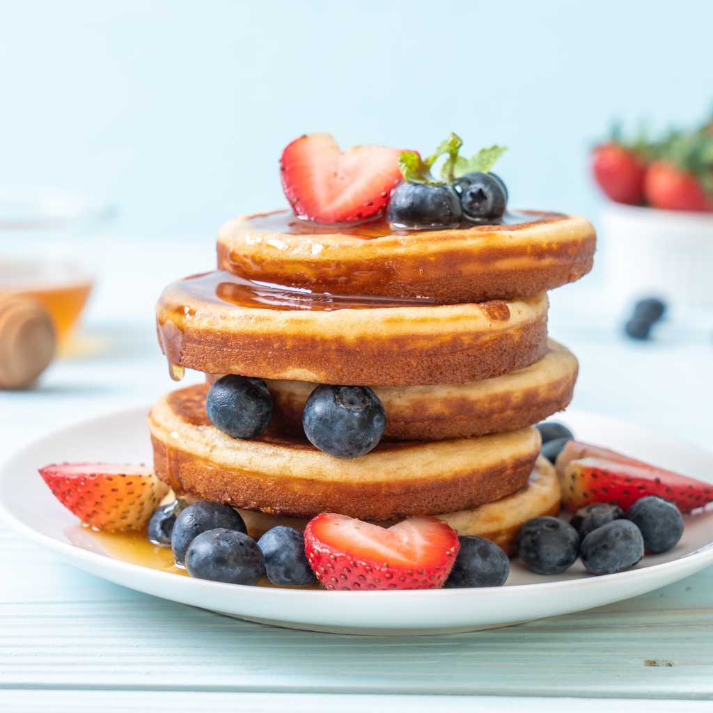 Пышные оладьи с ягодами черники, клубники и медом 