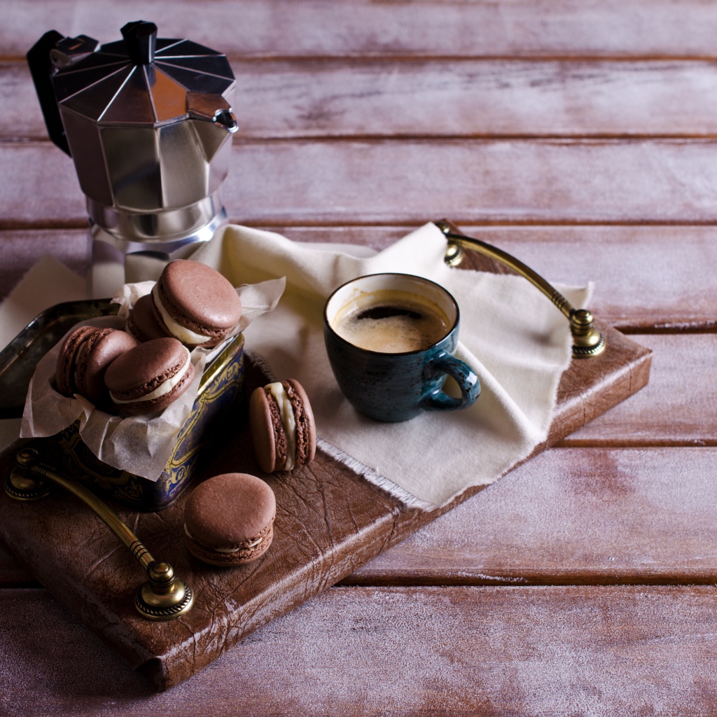 Печенье макарун на столе с кофе