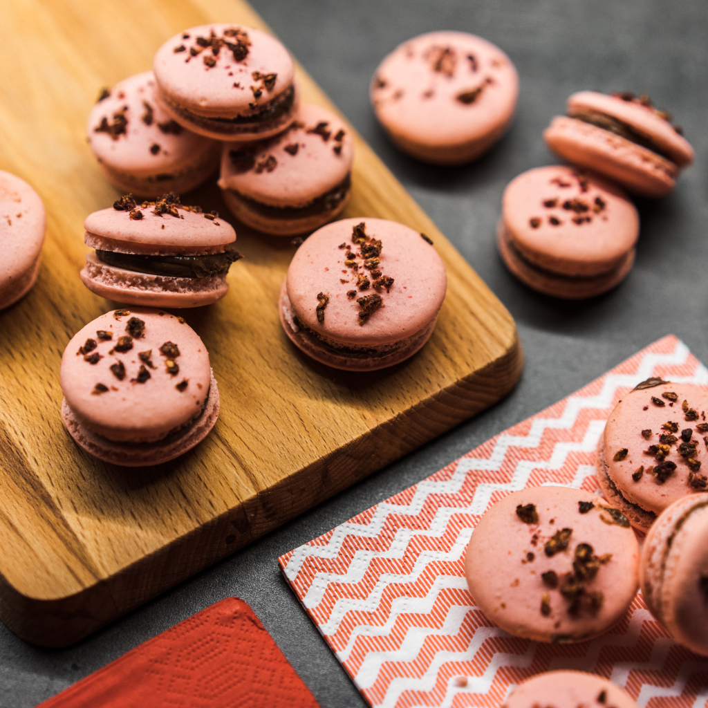 Десерт макарун на деревянной доске