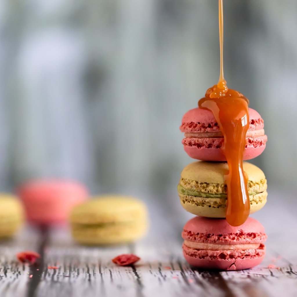 Десерт макарун с карамелью на столе