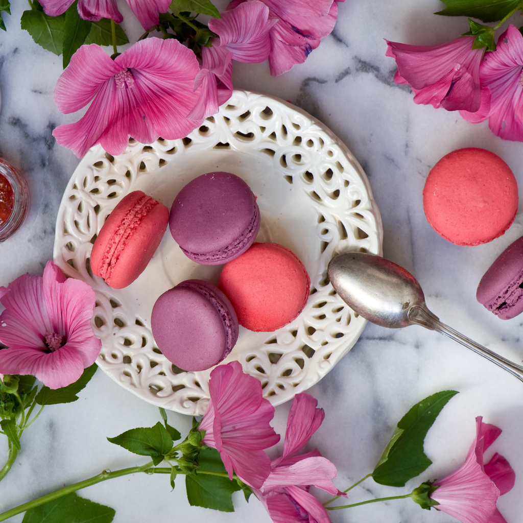 Десерт макарун с розовыми цветами мальвы