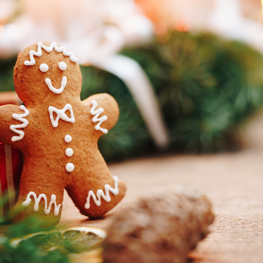 Печенье в виде человечка на столе с подарками 