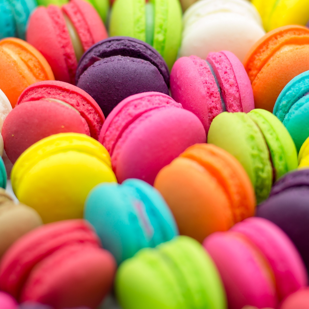 Много разноцветного десерта макарун крупным планом