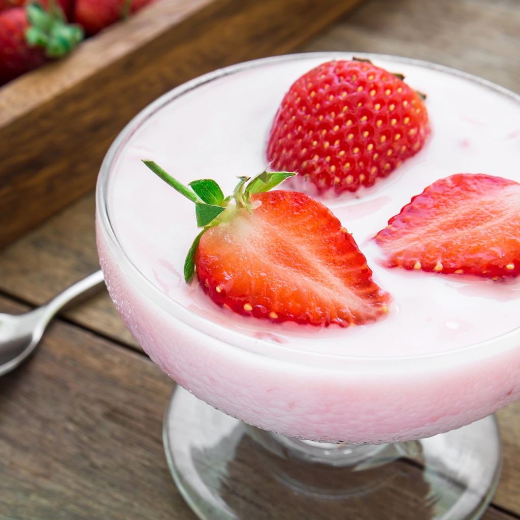 Молочный десерт в креманке с ягодами клубники