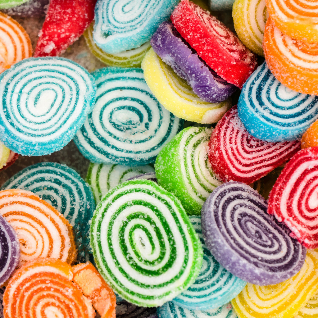 Разноцветный спиральный мармелад в сахаре крупным планом