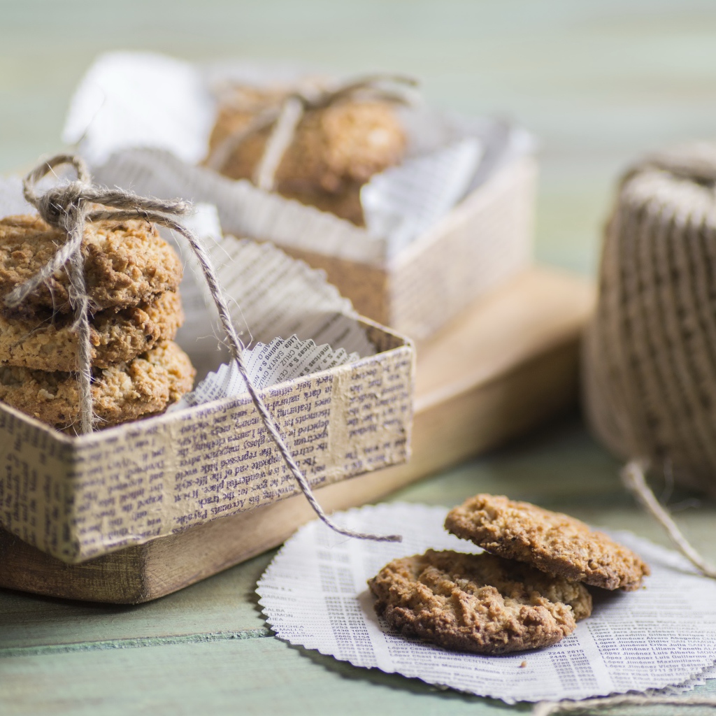 Овсяное печенье в коробке с бумагой 