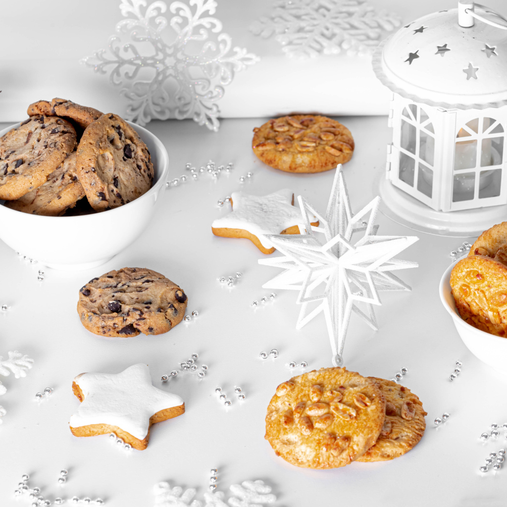 Овсяное печенье на столе с фонарем и бусами