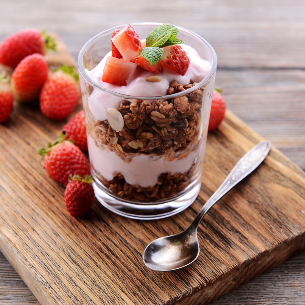 Овсяные хлопья в стакане с йогуртом и ягодами клубники