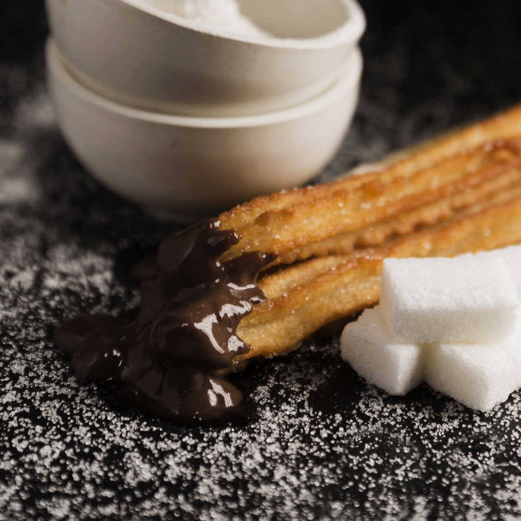 Выпечка с шоколадом на столе с сахаром