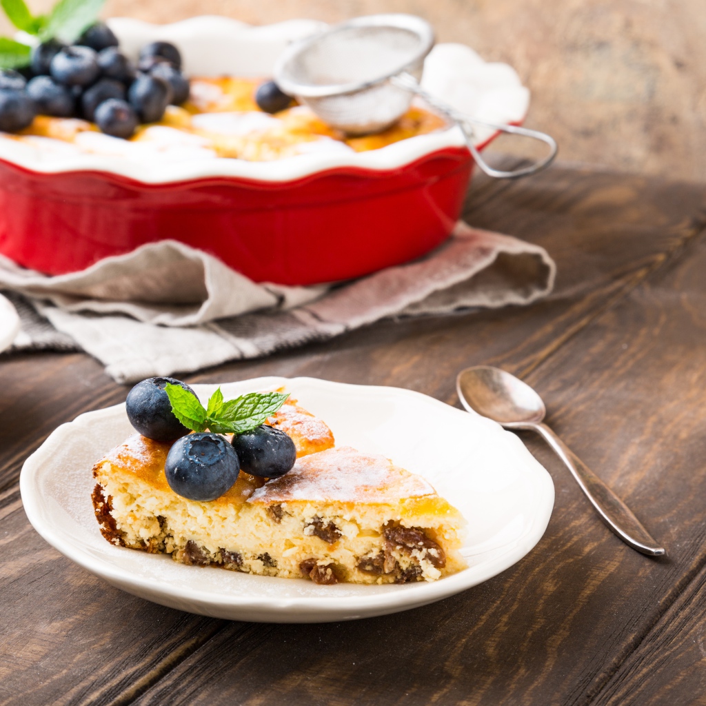 Пирог с изюмом и ягодами черники на столе