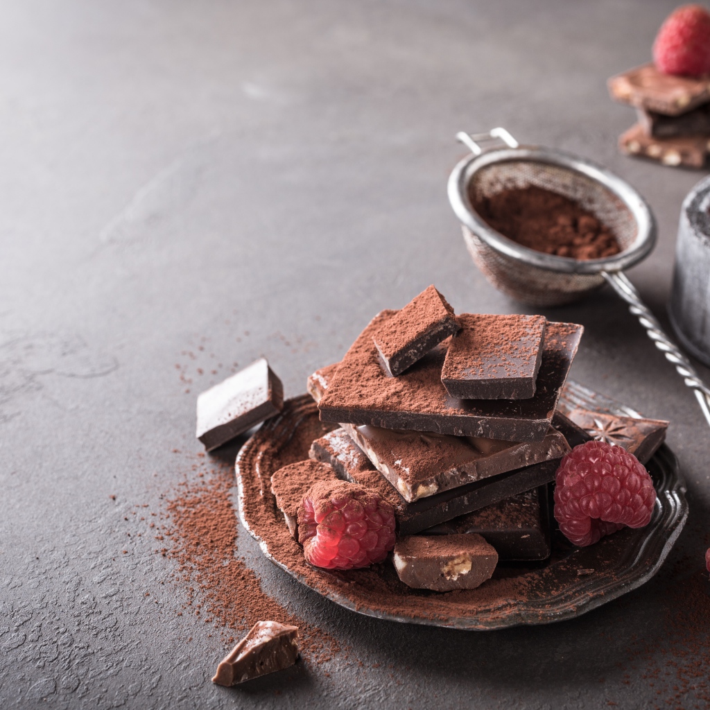 Кусочки шоколада посыпаны какая на тарелке с малиной