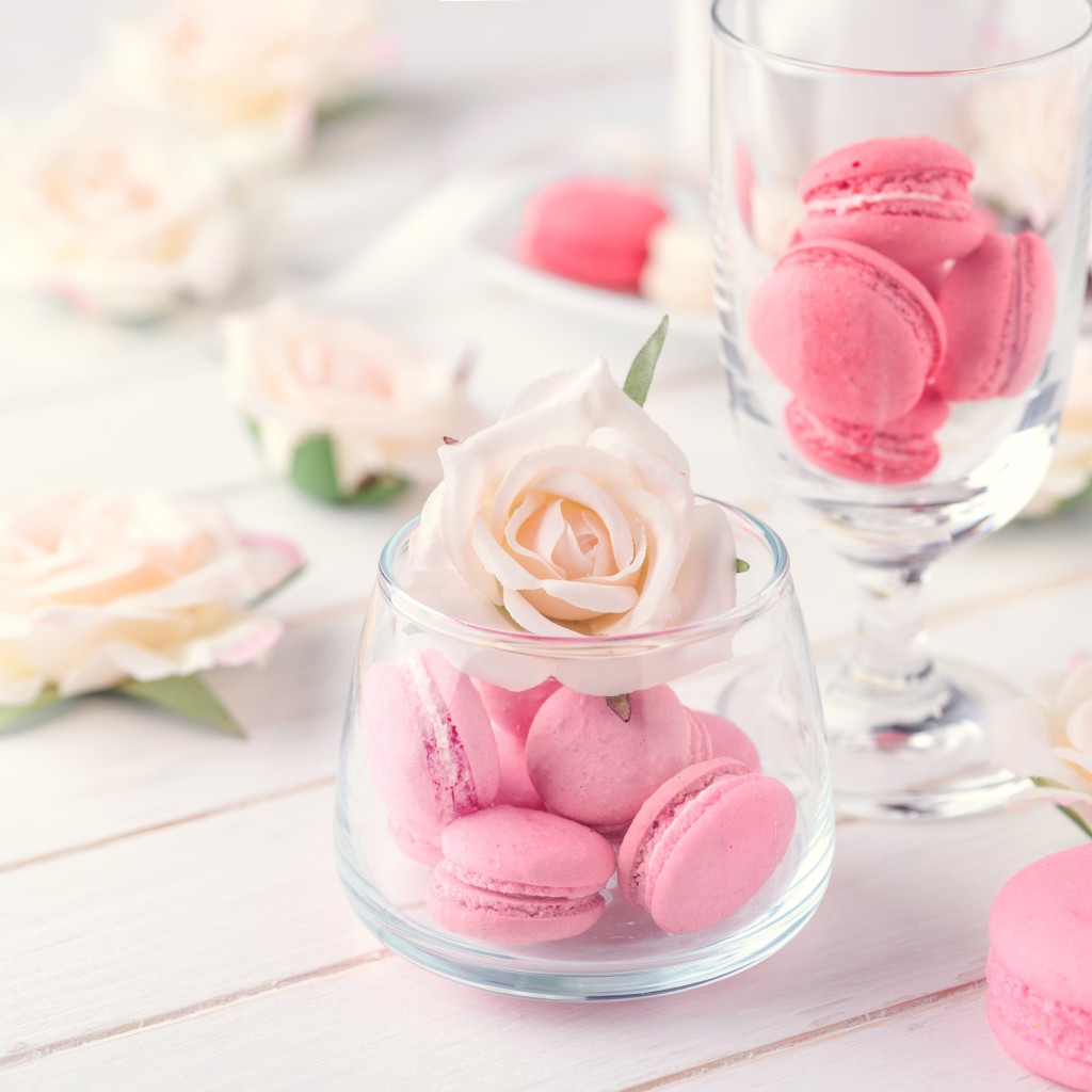 Розовый десерт макарон в вазе с розой