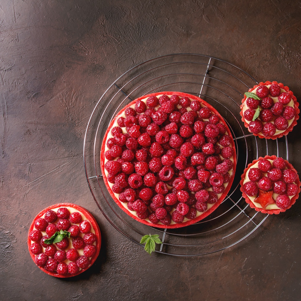 Пирог с малиной и кексы с малиной на столе 