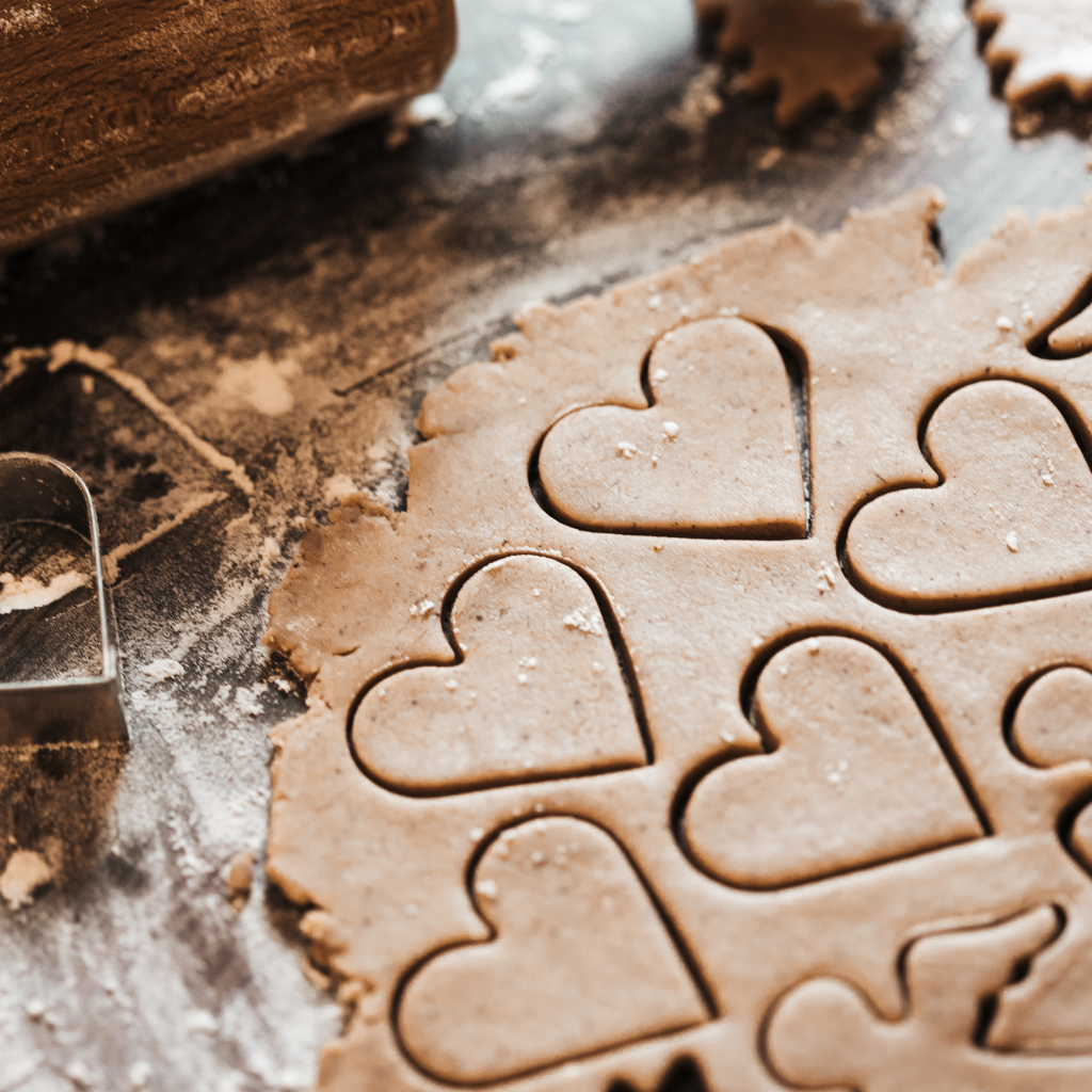 Сырое печенье в форме ангелов и сердечек